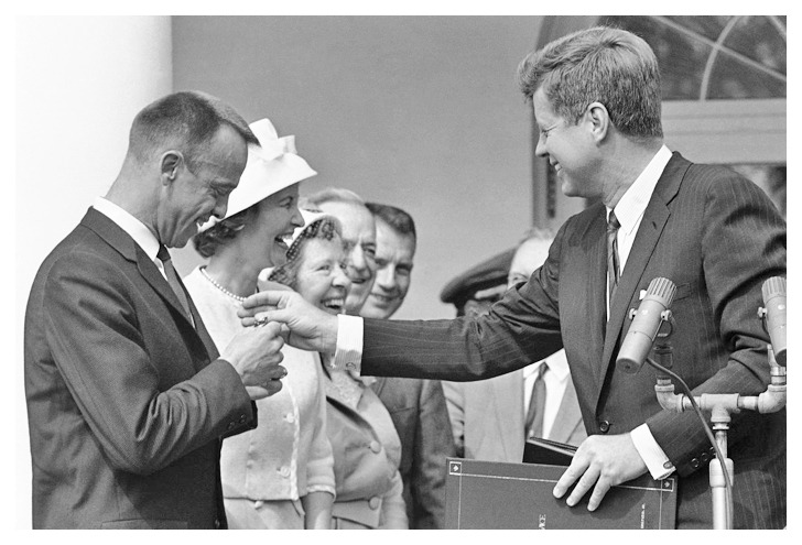 Kennedy donne la Nasa Distinguished Service Medal à Alan Shepard